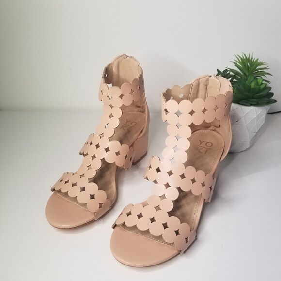 Yoki Scalloped t-strap sandal - Picture 5 of 6